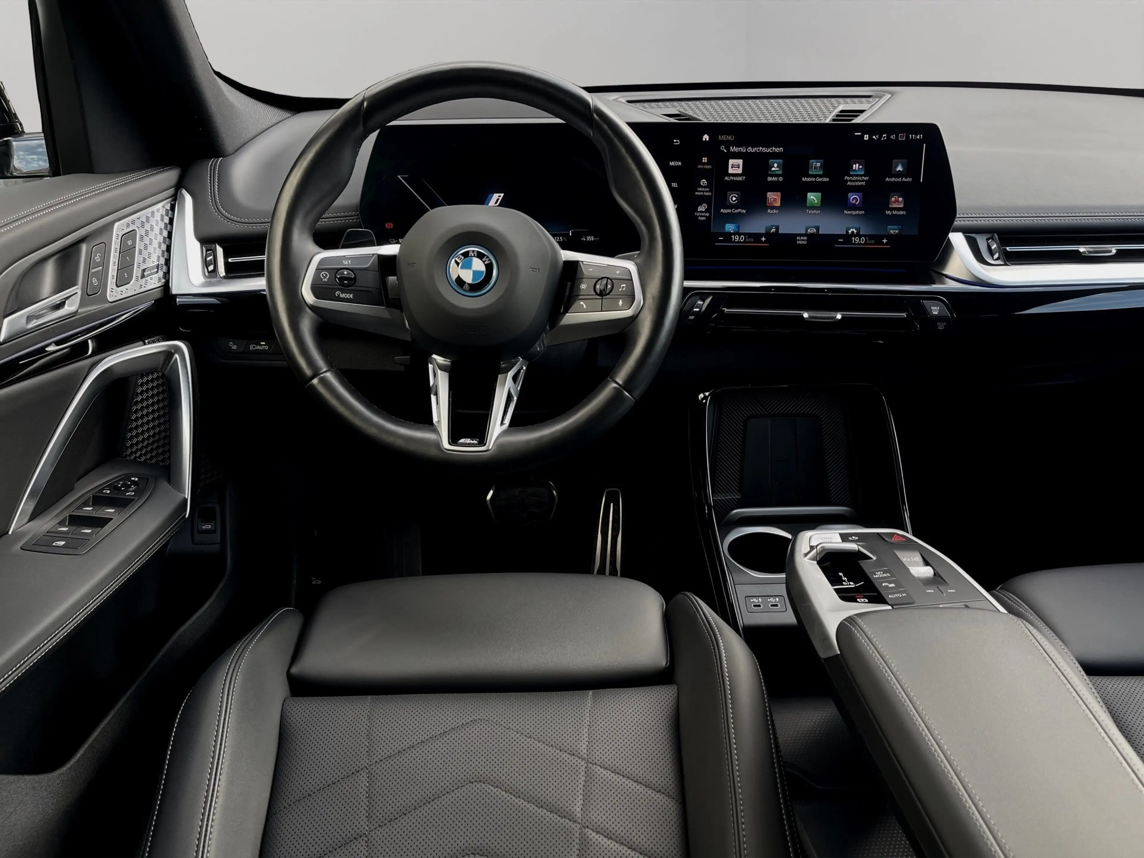 BMW iX1 xDrive30 — photo 11