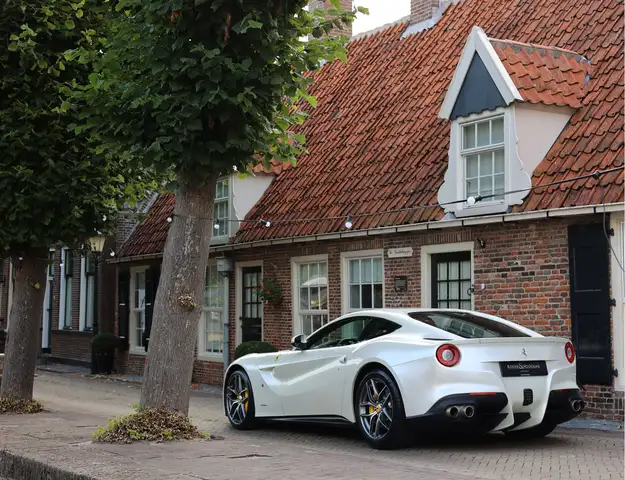 Ferrari F12 view 9