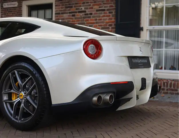 Ferrari F12 view 11