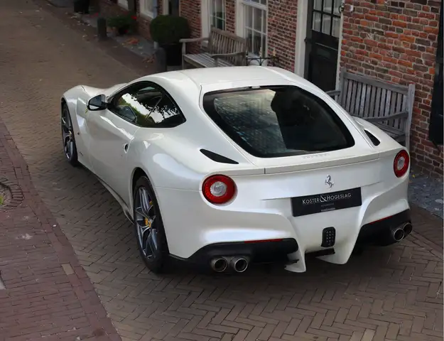 Ferrari F12 view 13