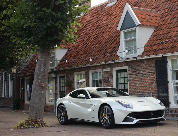Ferrari F12 view 8