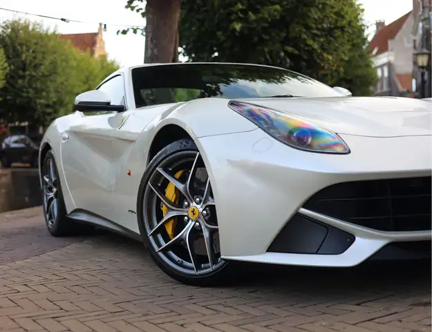 Ferrari F12 view 6