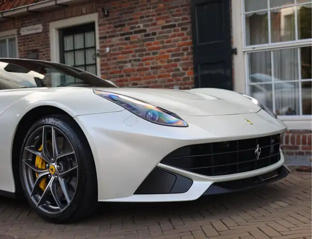 Ferrari F12 view 10