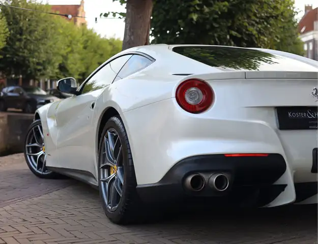 Ferrari F12 view 7