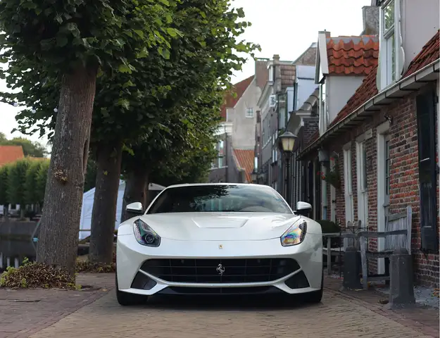 Ferrari F12 view 20