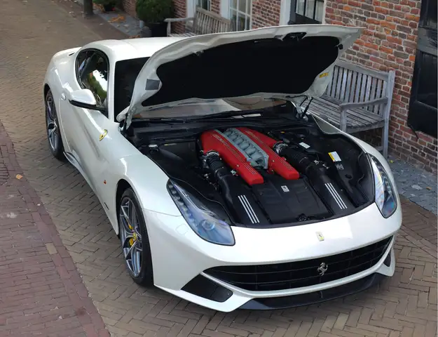 Ferrari F12 view 14