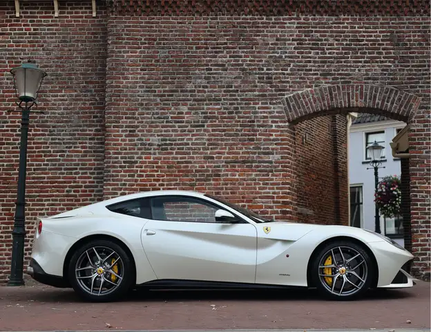 Ferrari F12 view 25