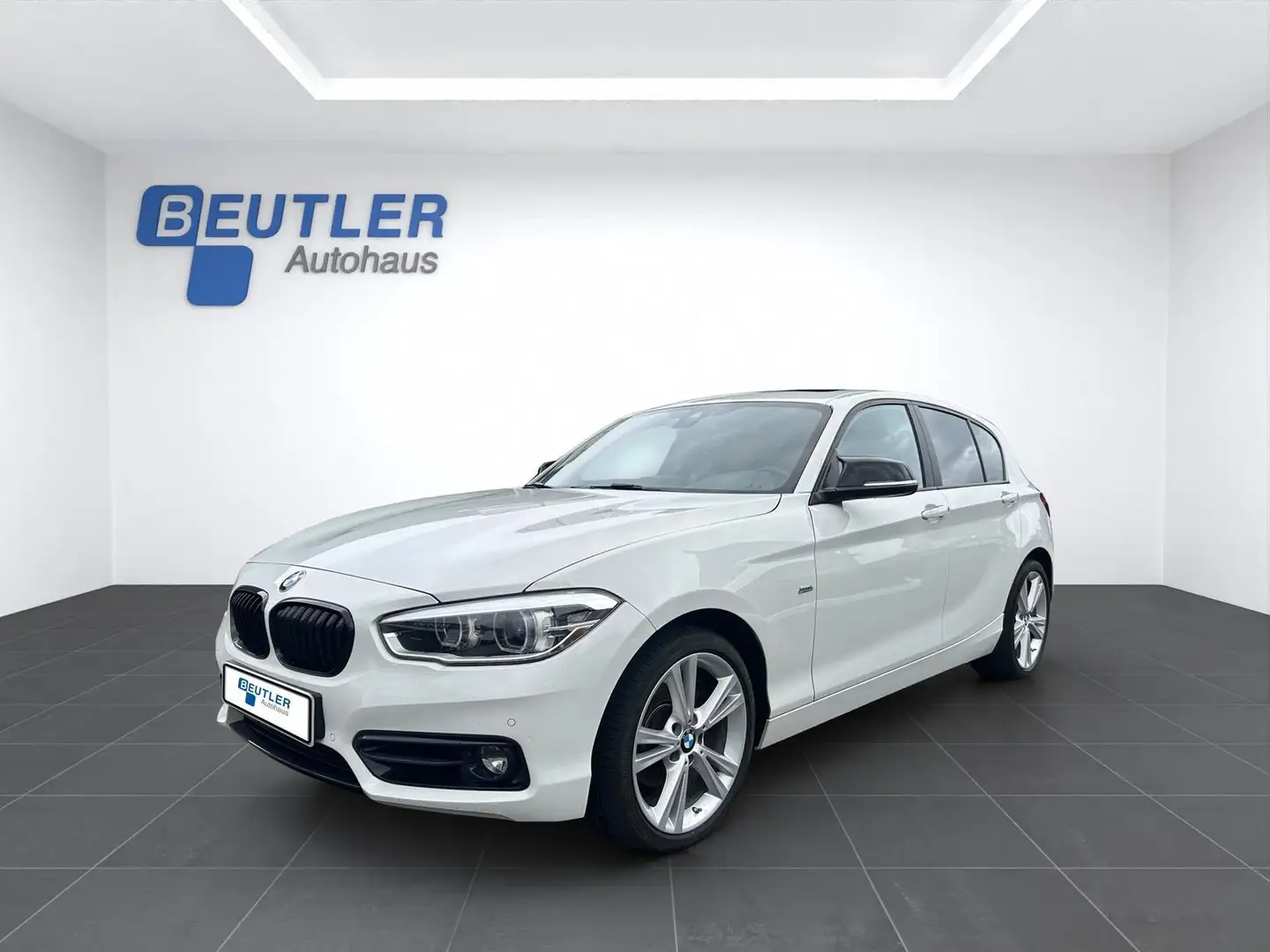 BMW 120 iA Sport Line Glasdach Navi Prof LED Weiß - 1
