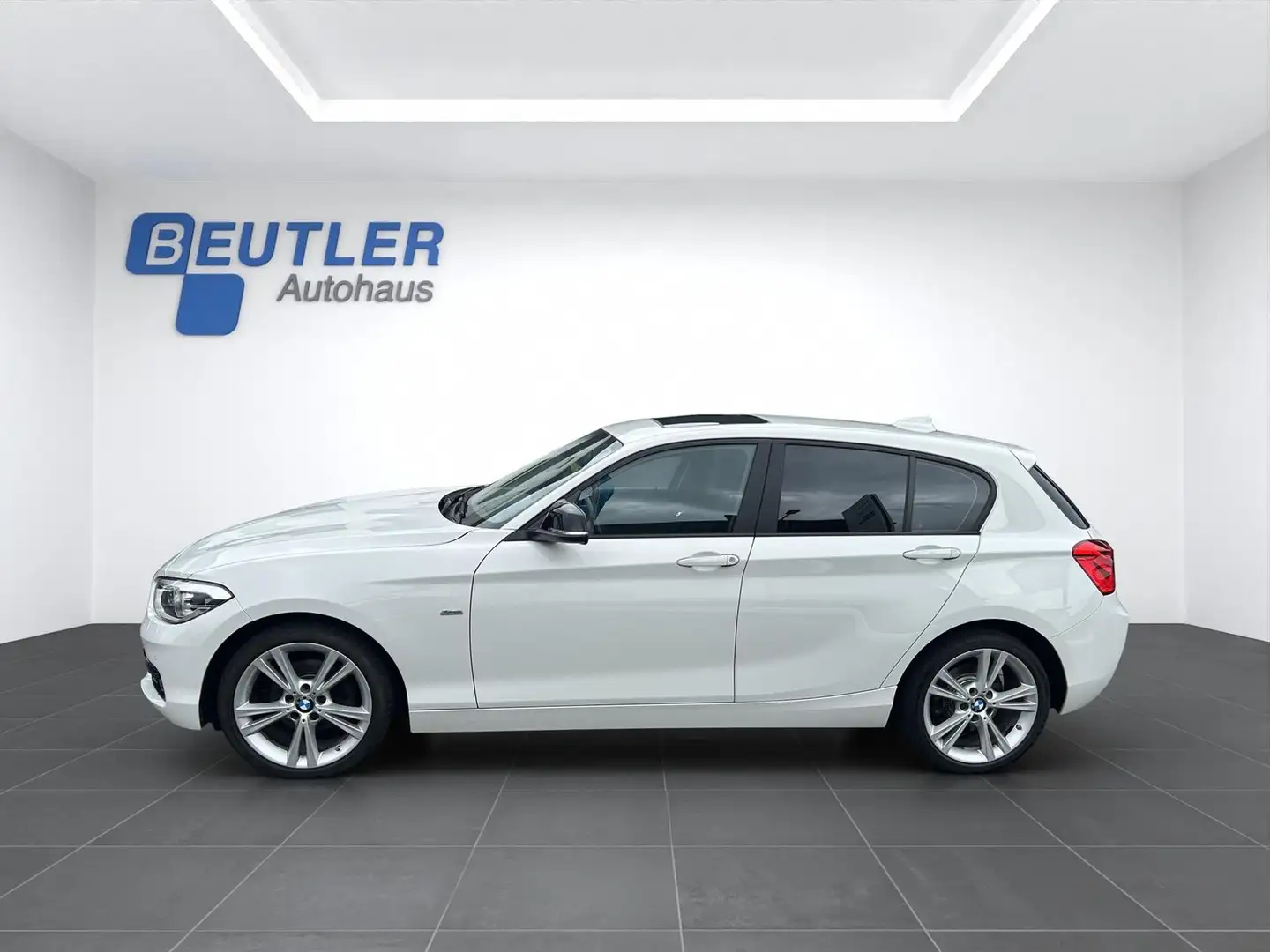 BMW 120 iA Sport Line Glasdach Navi Prof LED Weiß - 2