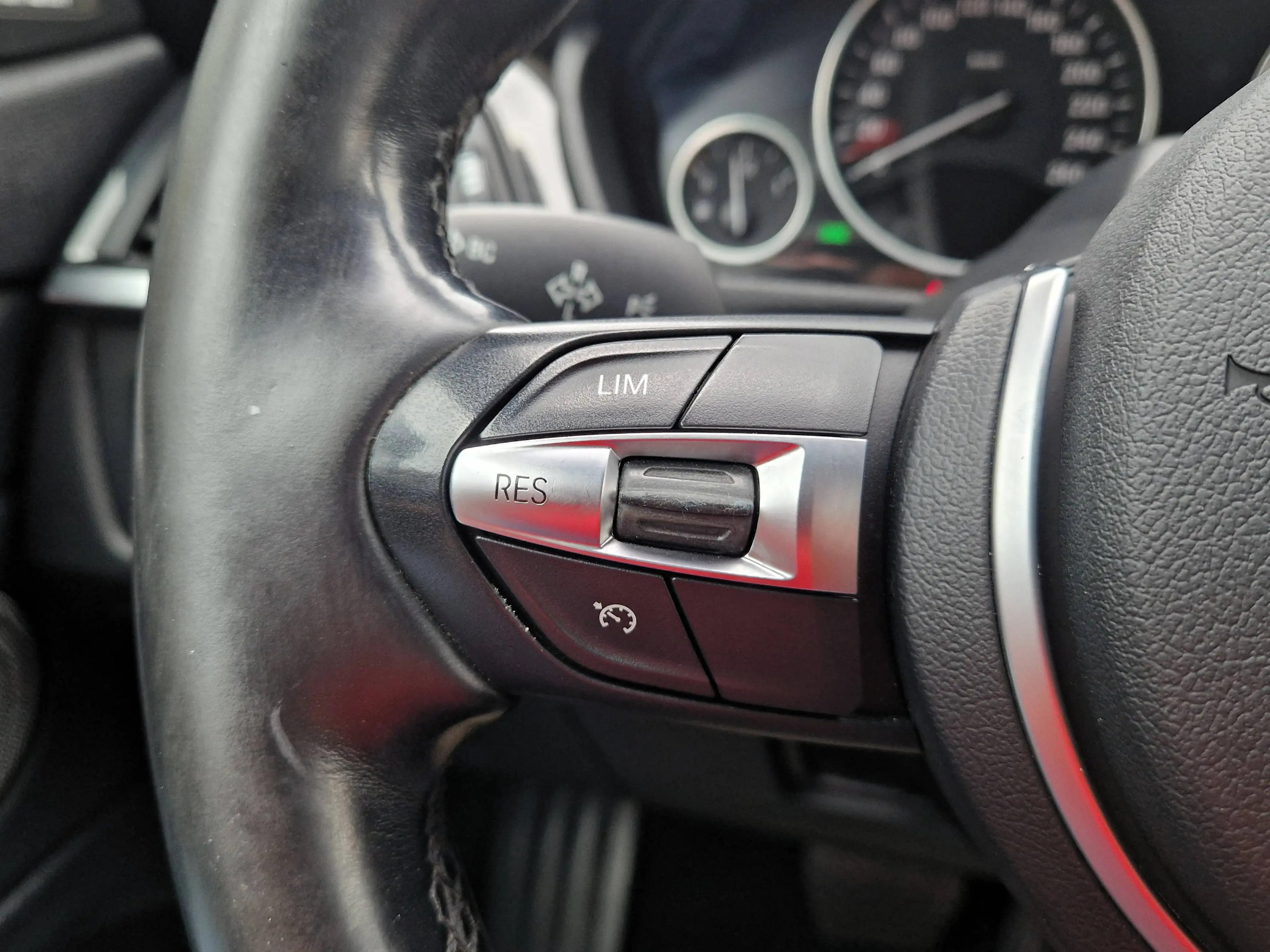 BMW 428 iA Cabrio - LUXURY - BOITE AUTO - FULL BLACK - NAVIGATION - KEYLESS - CAMERA - HARMAN KARDON - FULL OPTION — photo 13