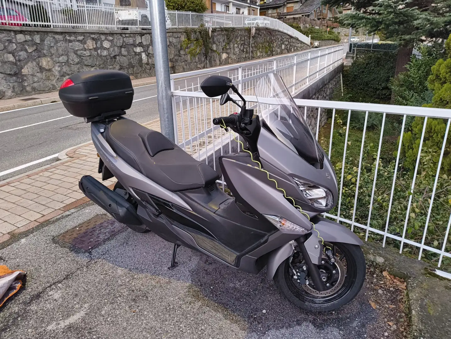 Suzuki Burgman 400 Grey - 2