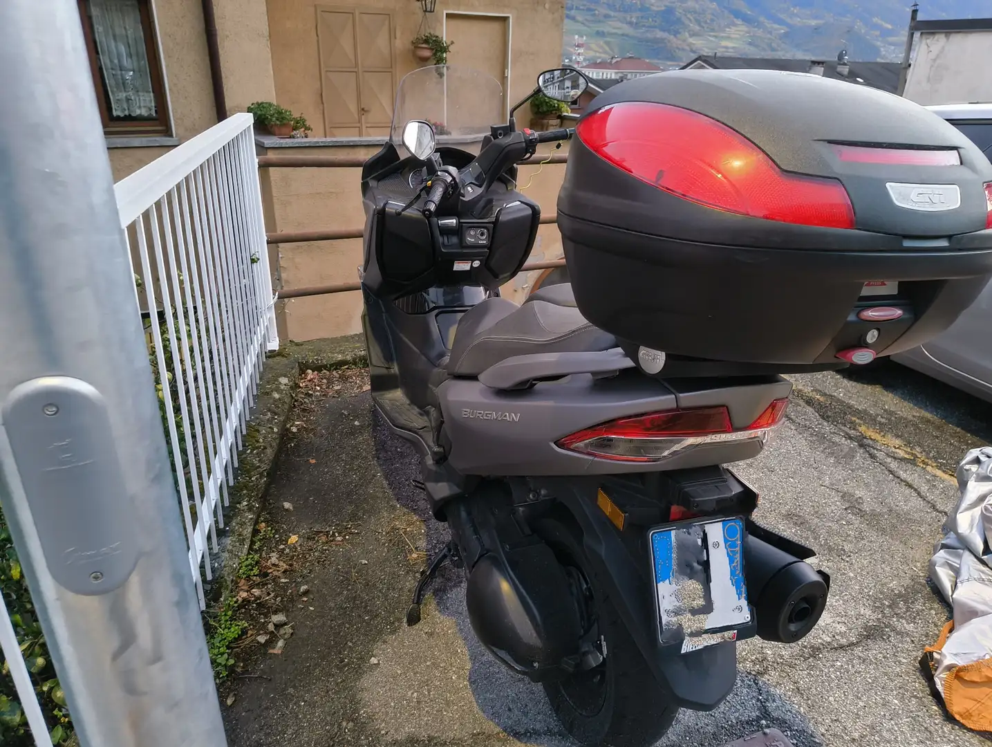 Suzuki Burgman 400 siva - 1