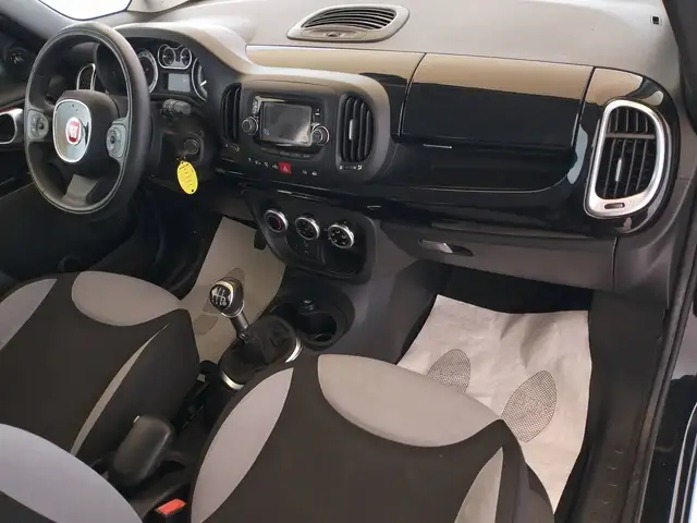 Fiat 500L view 9