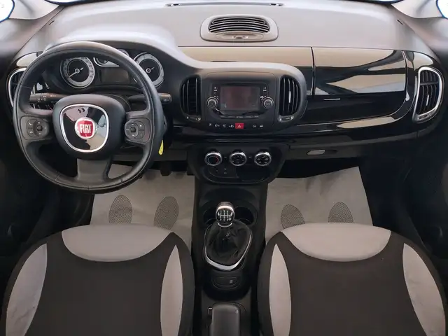Fiat 500L view 3