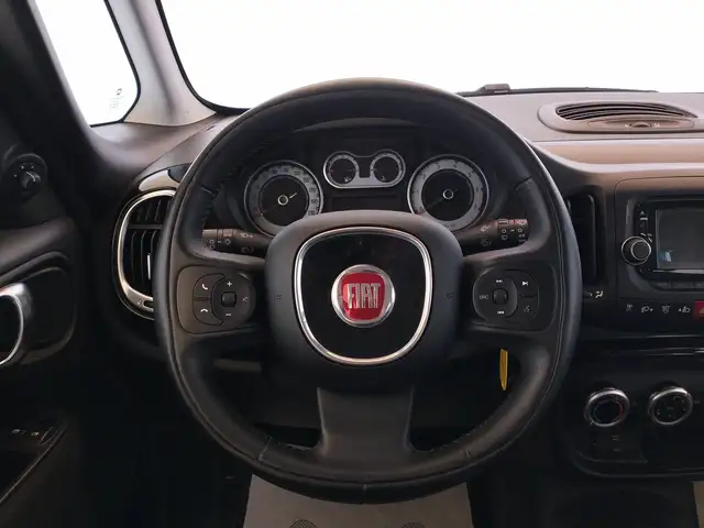 Fiat 500L view 10