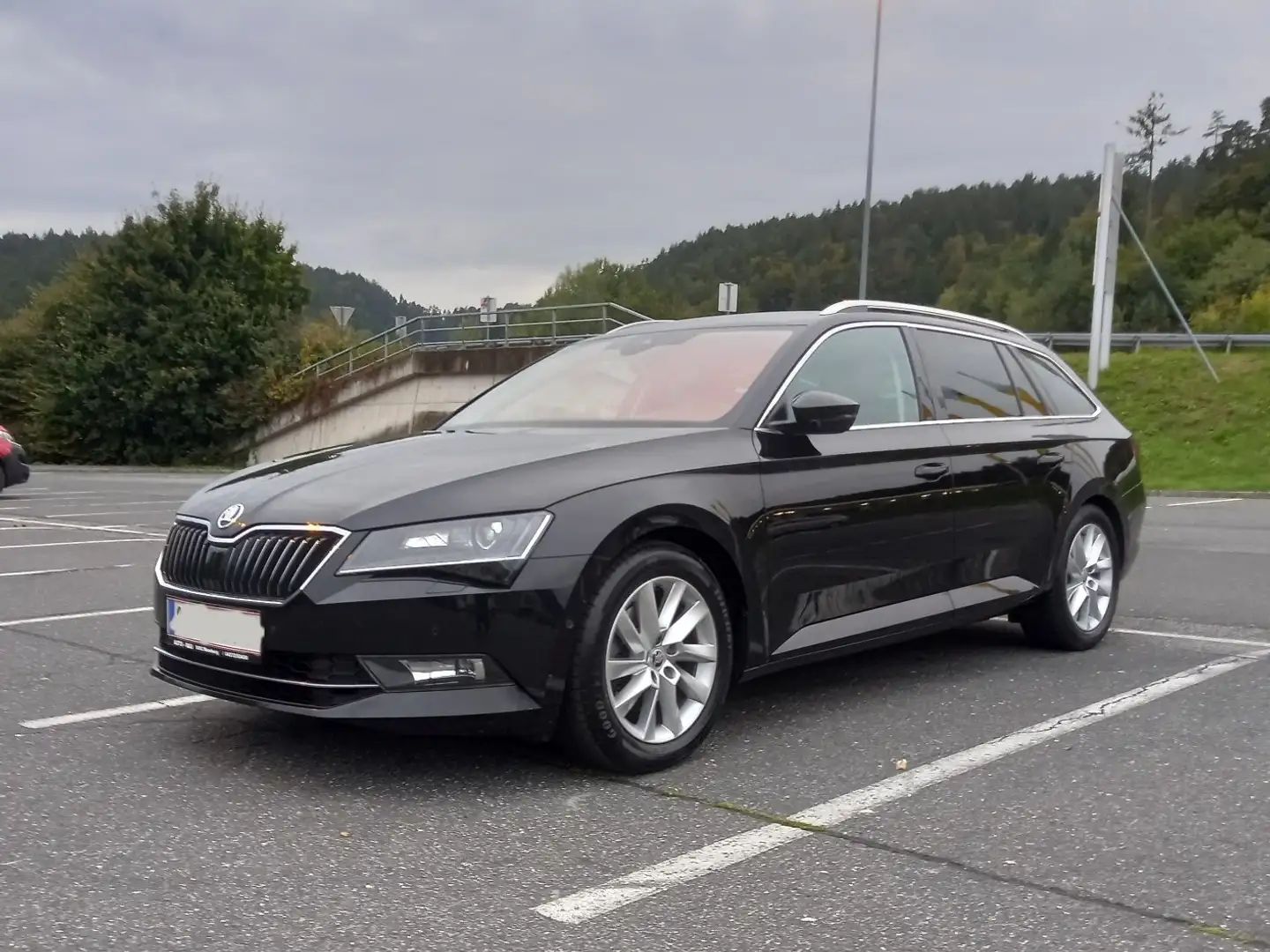 Skoda Superb Kombi 1,6 TDI Style DSG Schwarz - 1