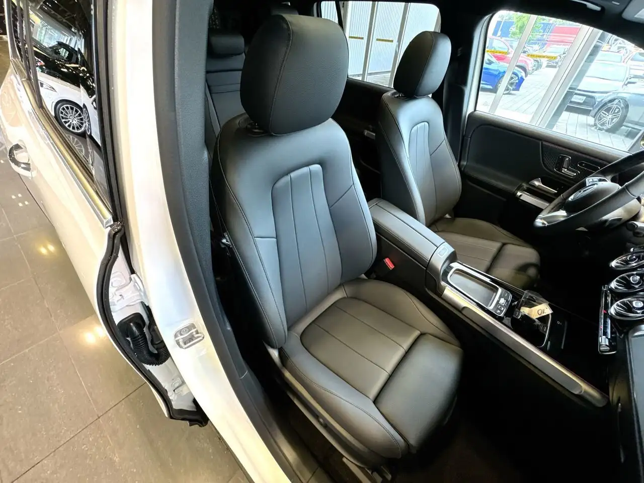 Mercedes-Benz EQB снимка Mercedes-Benz EQB