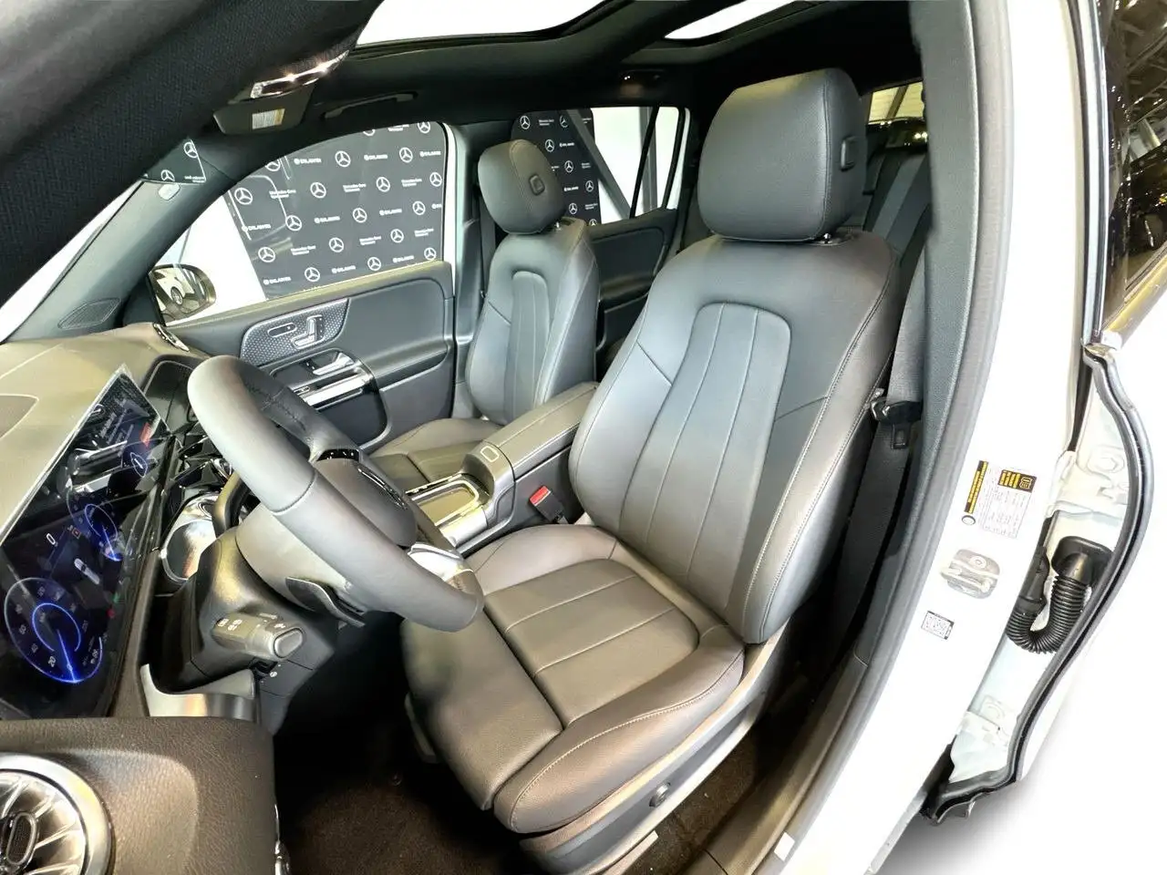 Mercedes-Benz EQB снимка Mercedes-Benz EQB