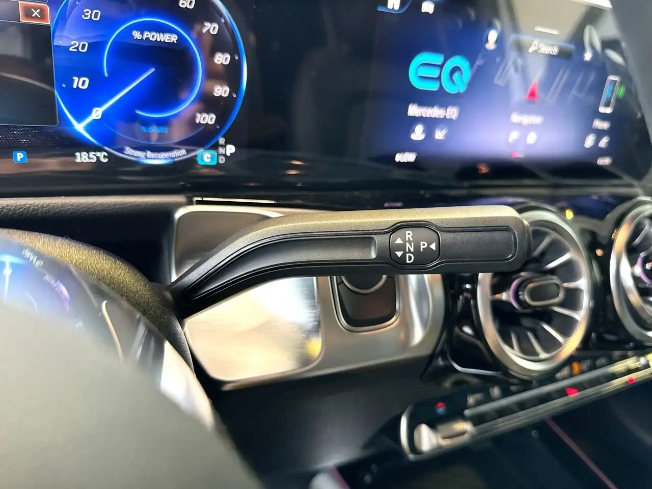 Mercedes-Benz EQB снимка Mercedes-Benz EQB