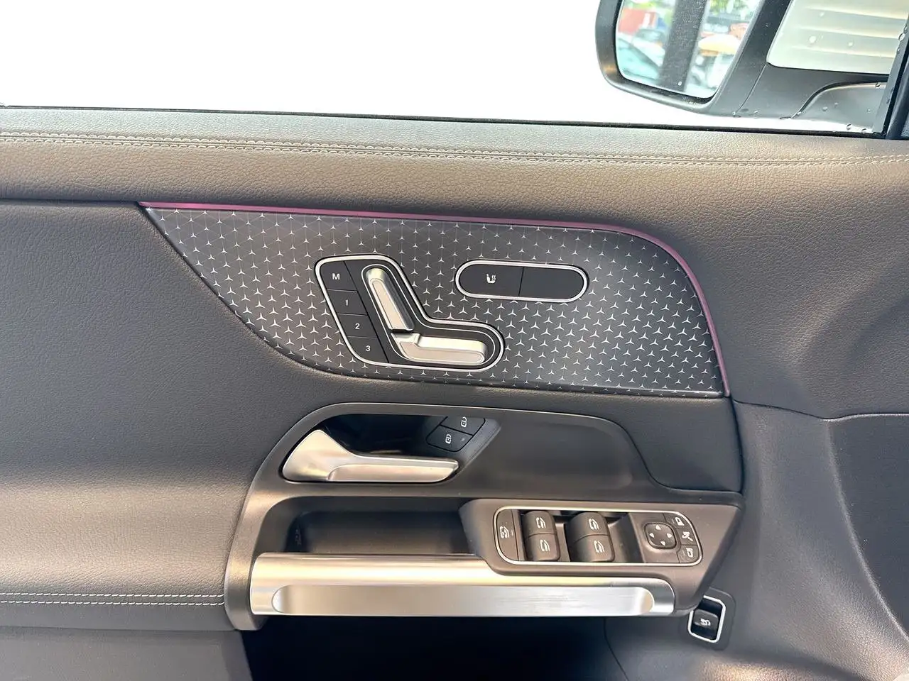 Mercedes-Benz EQB снимка Mercedes-Benz EQB