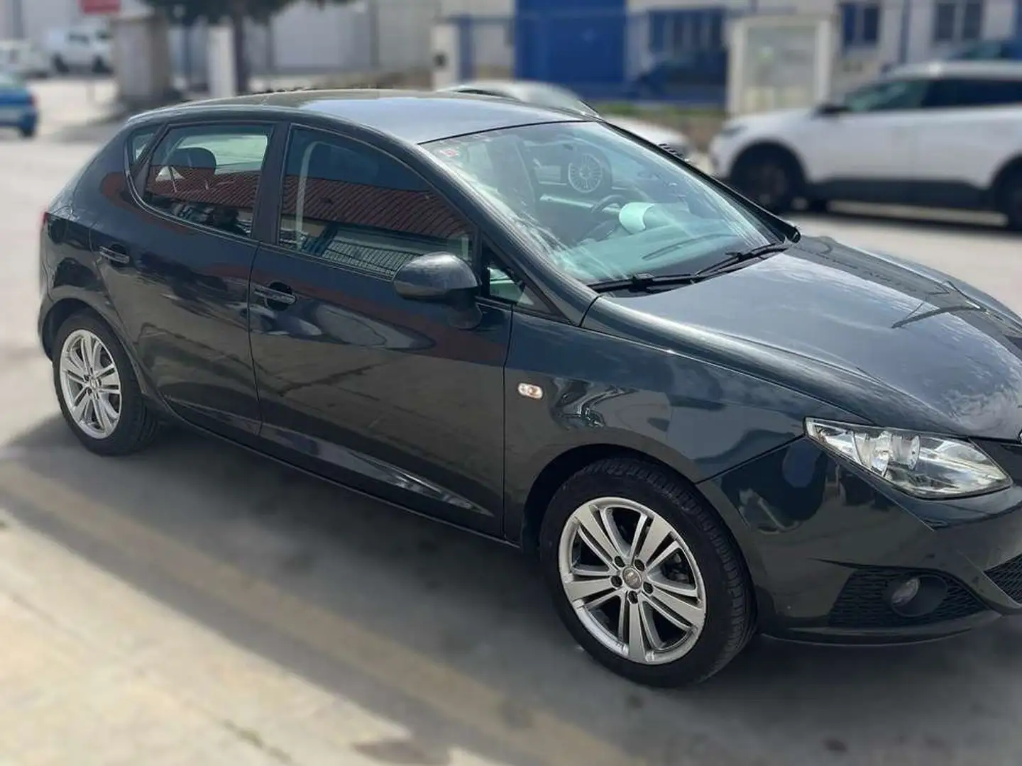 SEAT Ibiza 1.2 12v 60cv Emoción Negro - 2