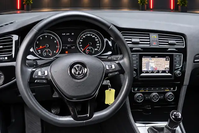 Volkswagen Golf view 13