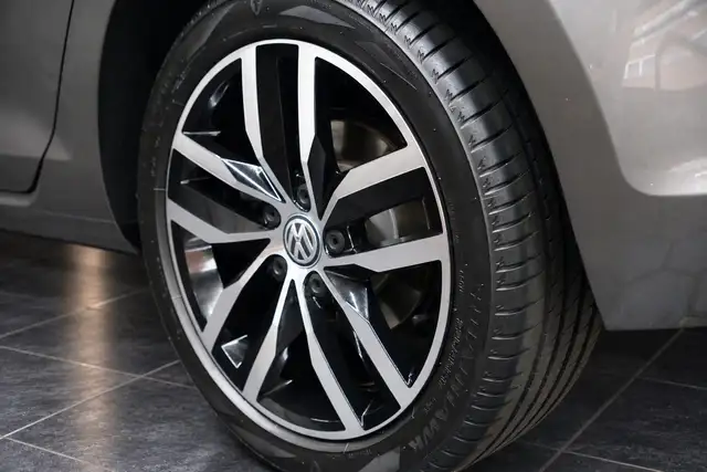 Volkswagen Golf view 4