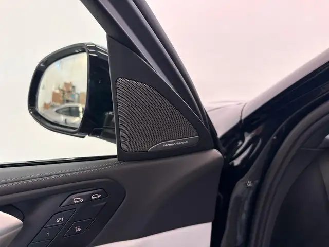 BMW X6 view 11