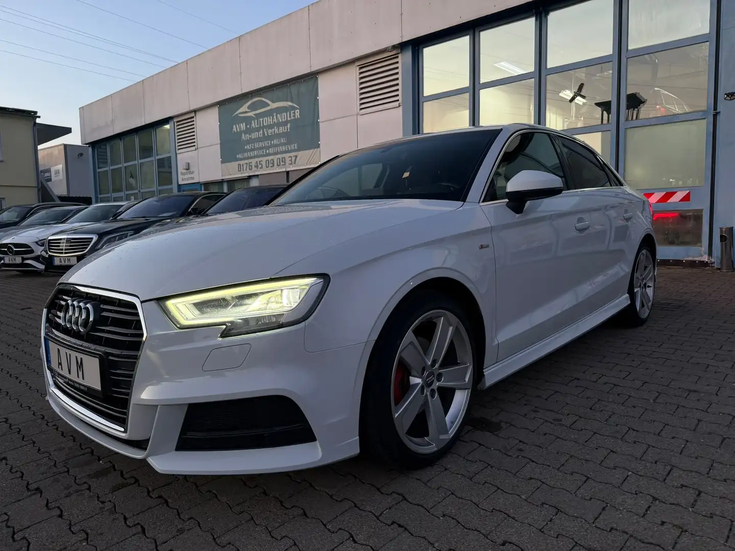 Audi A3 35 TFSI S-line, Automatik, Navi Weiß - 1