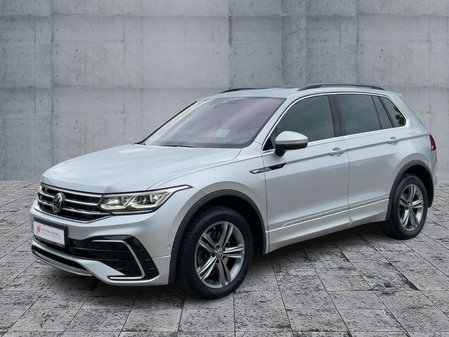 Volkswagen Tiguan 2.0 TSI DSG 4M R-LINE MATRIX+NAVI+AHK+ACC Silber - 2