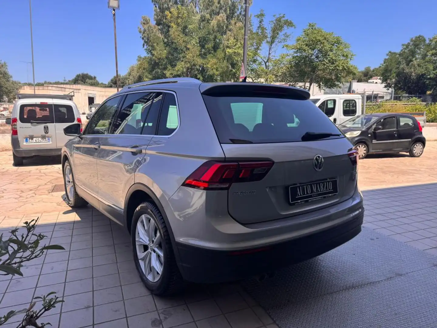 Volkswagen Tiguan 2.0 tdi Business 150cv dsg Gris - 2