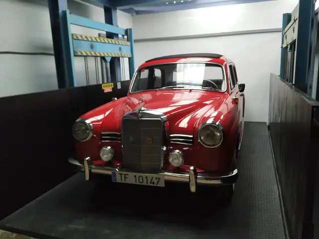 Mercedes-Benz 180 D (120)