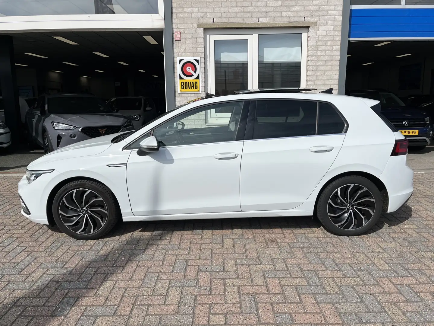Volkswagen Golf 1.5 TSI / PANO/ 150 PK/ 17" LMV/ PARK. SENSOREN + Wit - 2