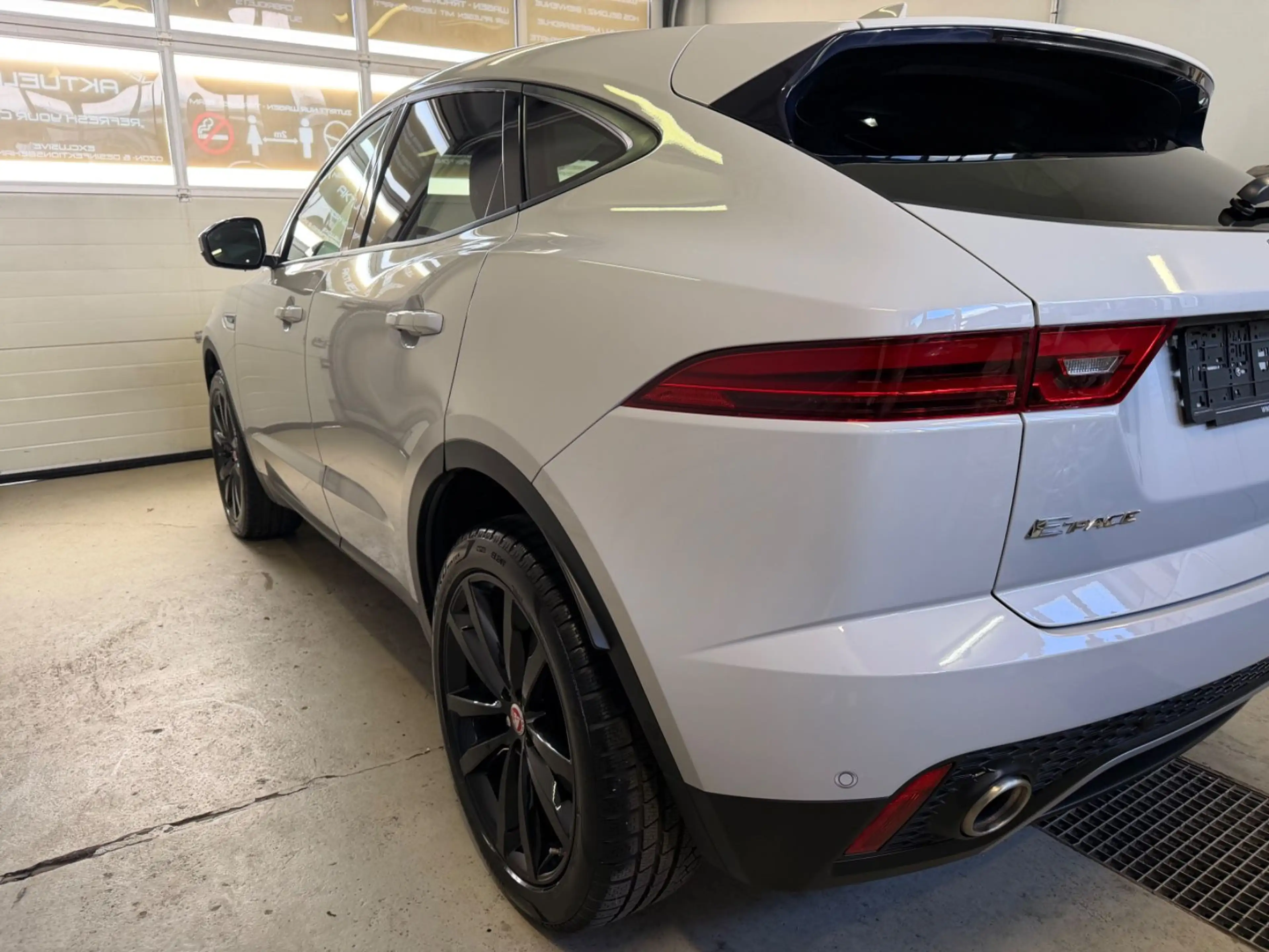 Jaguar E-Pace E-PACE AWD Superzustand ! — photo 10