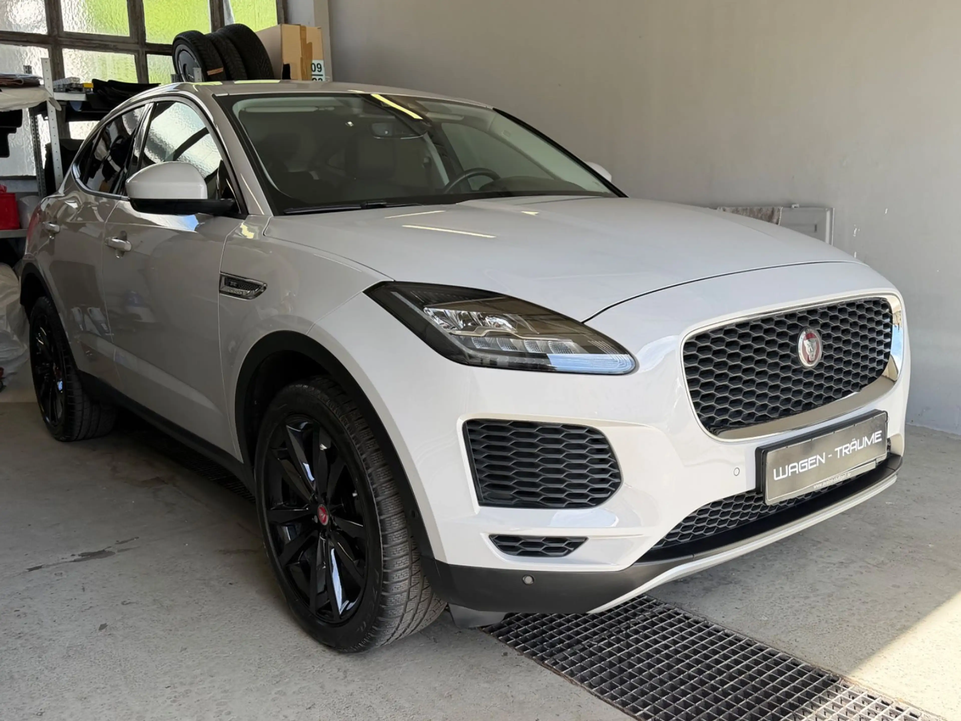 Jaguar E-Pace E-PACE AWD Superzustand ! — photo 13