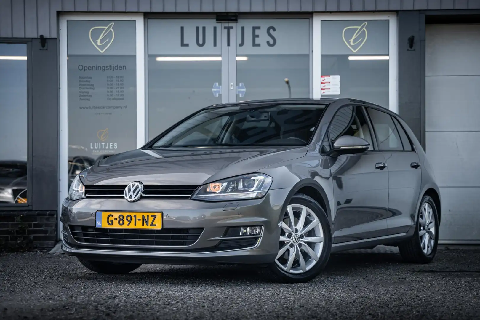 Volkswagen Golf 1.4 TSI Highline Alcantara Trekhaak Xenon Grijs - 1