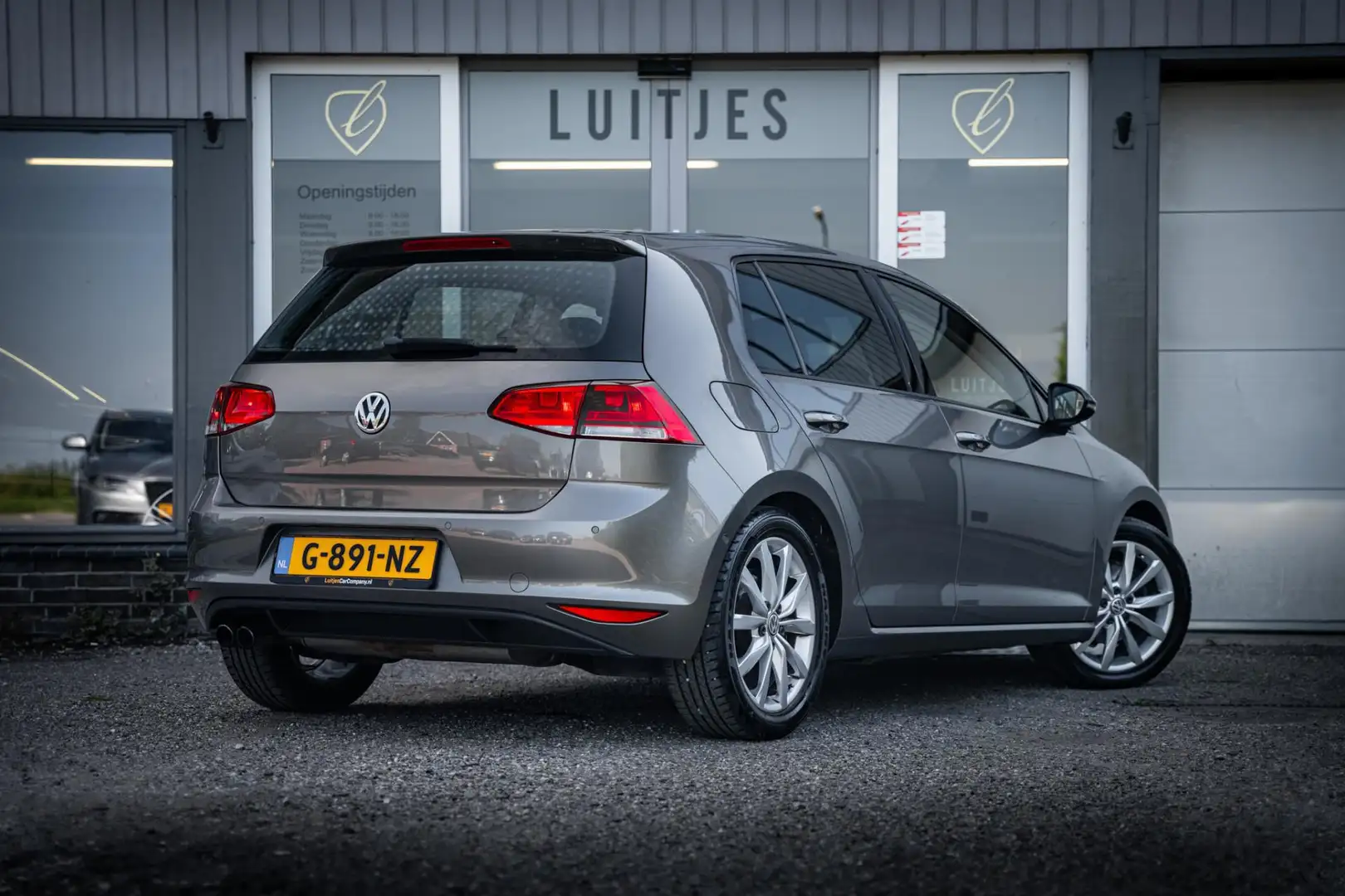 Volkswagen Golf 1.4 TSI Highline Alcantara Trekhaak Xenon Grijs - 2