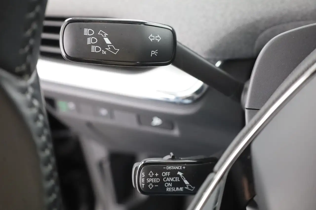 Skoda Enyaq 50 Loft Panorama Sitzheizung Kamera AHK, миниатюра 18