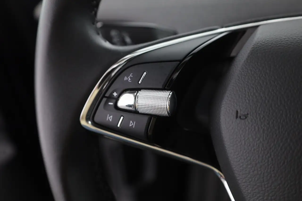 Skoda Enyaq 50 Loft Panorama Sitzheizung Kamera AHK, миниатюра 15