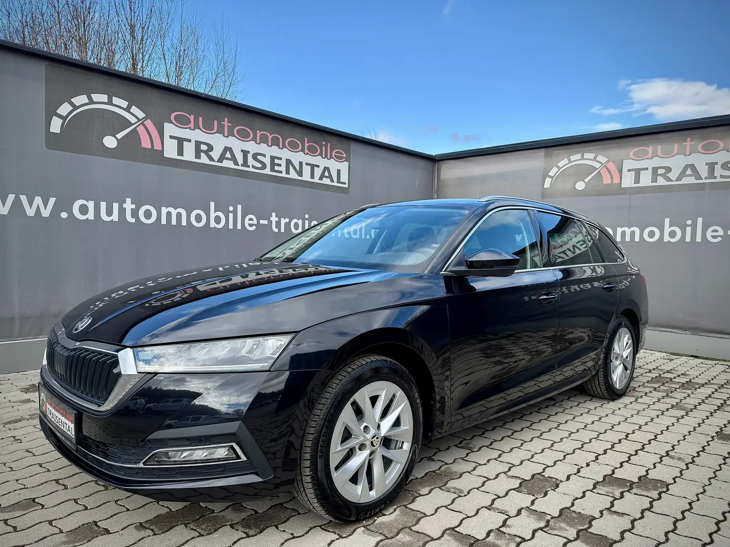 Skoda Octavia Combi 2,0 TDI Style DSG/Navi/AHV/ LED/Kessy! Schwarz - 1