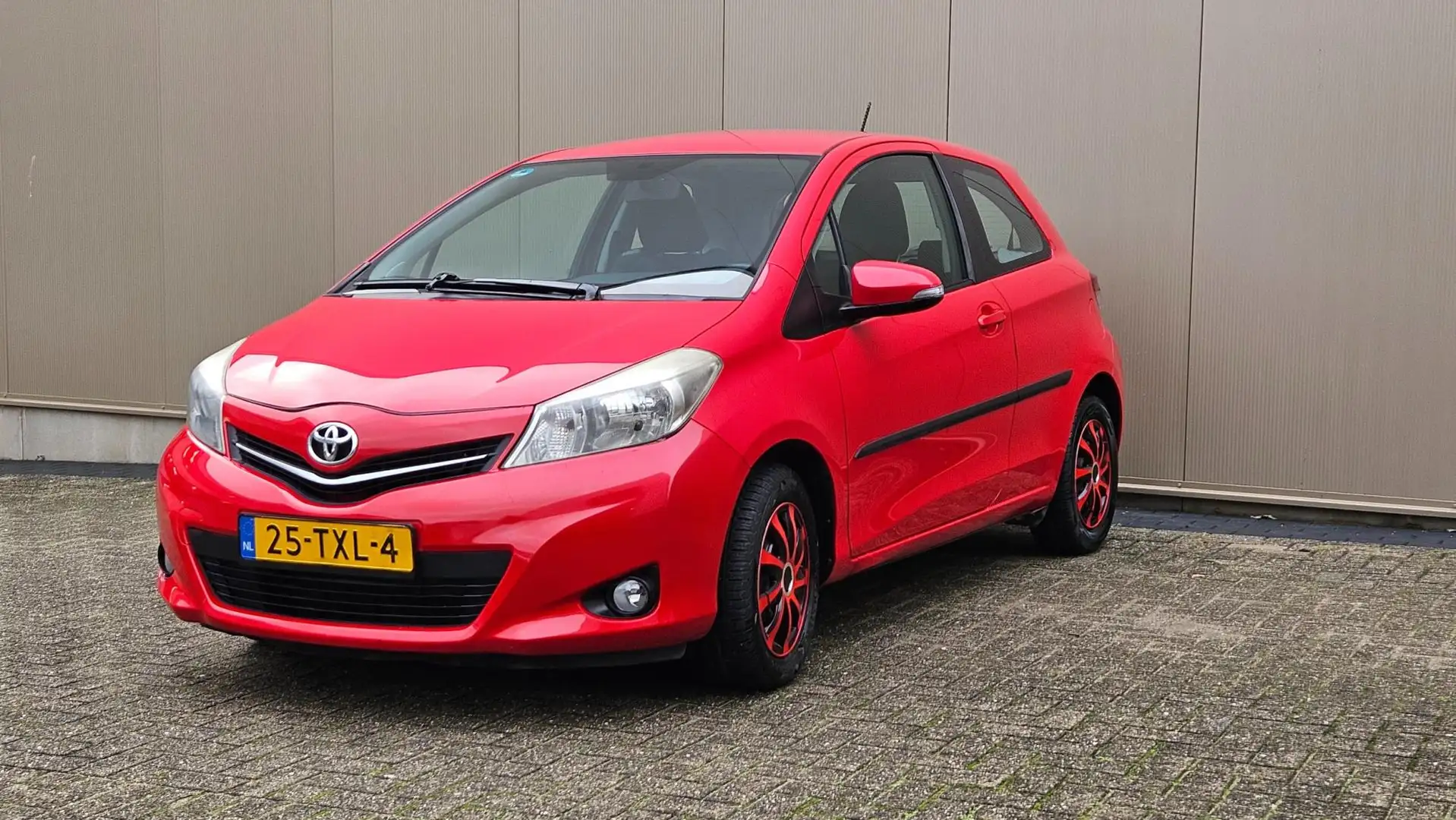 Toyota Yaris 1.0 VVT-i Aspiration Rood - 2