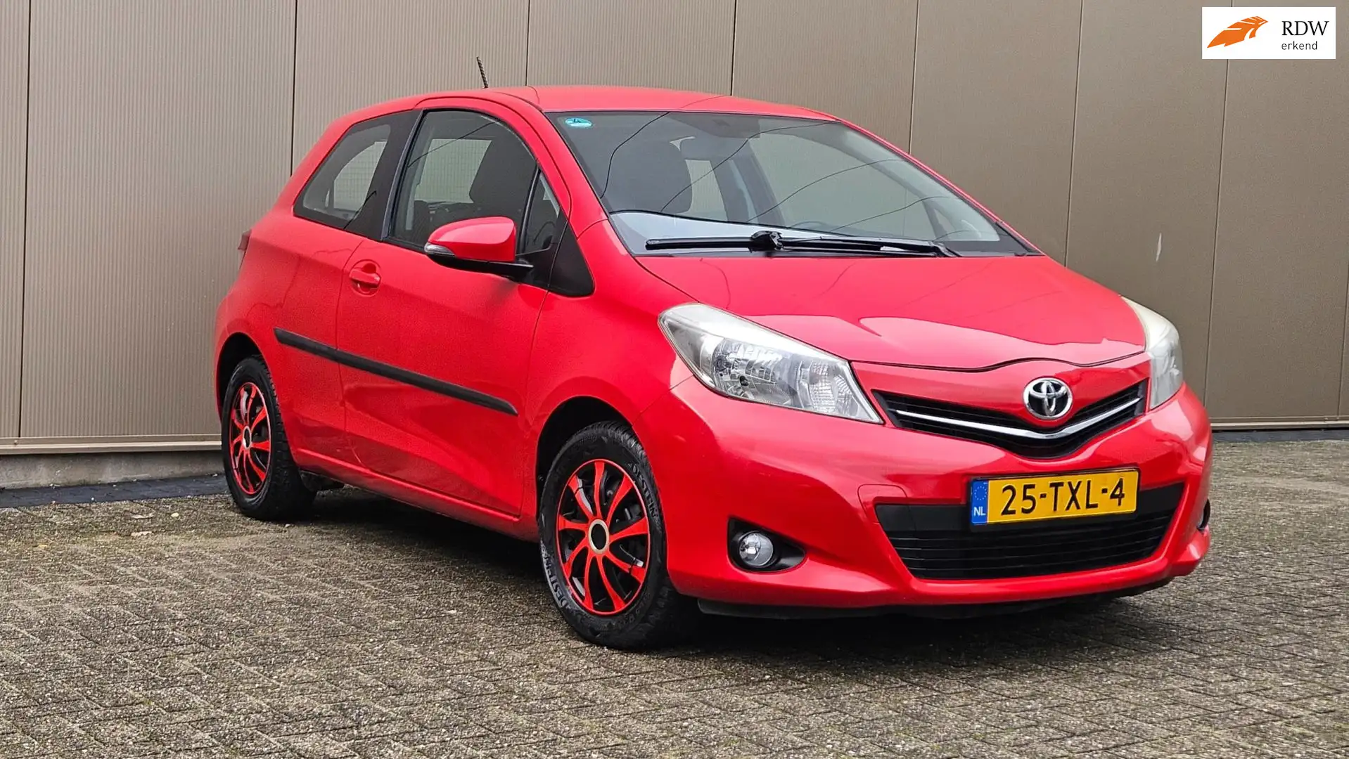 Toyota Yaris 1.0 VVT-i Aspiration Rood - 1