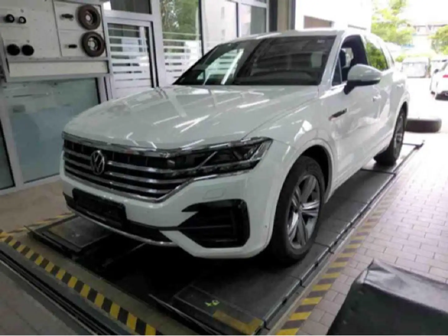 Volkswagen Touareg 3.0 V6 TDI R-Line Navi AHK LED-Matrix-Sc Weiß - 2