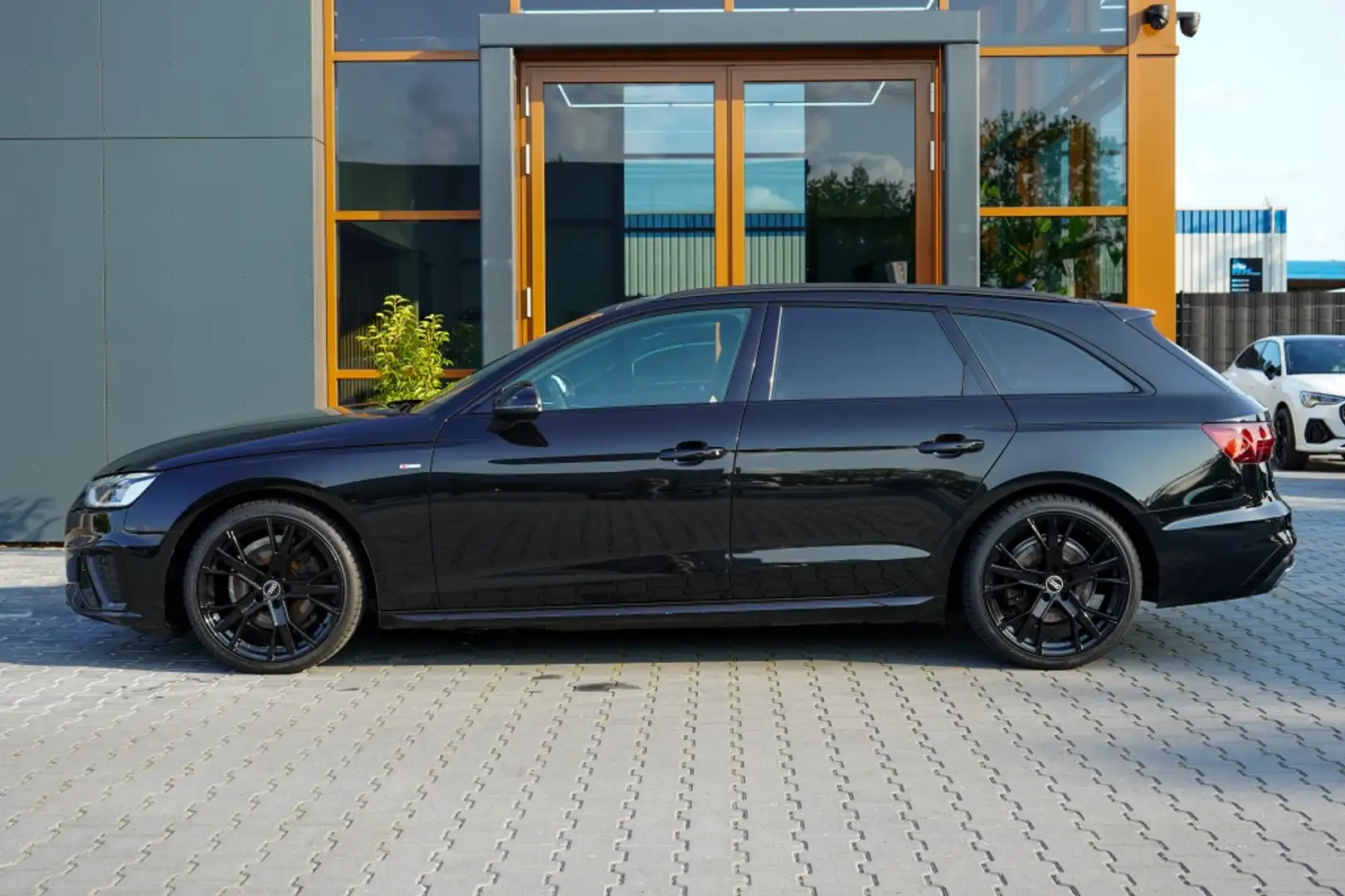 Audi A4 Avant 35 TFSI S edition | 3X S-Line | Matrix | Cru Zwart - 2