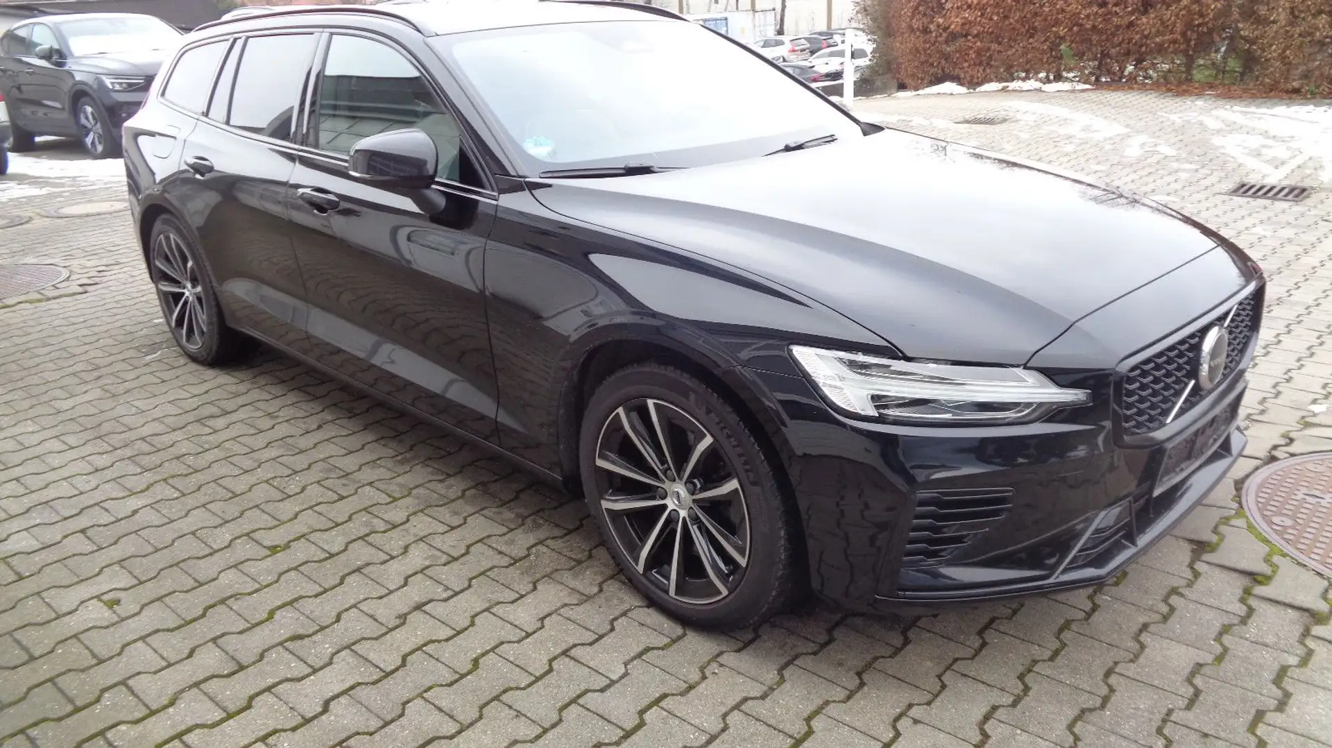 Volvo V60 T6 Plus Dark Recharge Plug-In Hybrid AWD Schwarz - 2