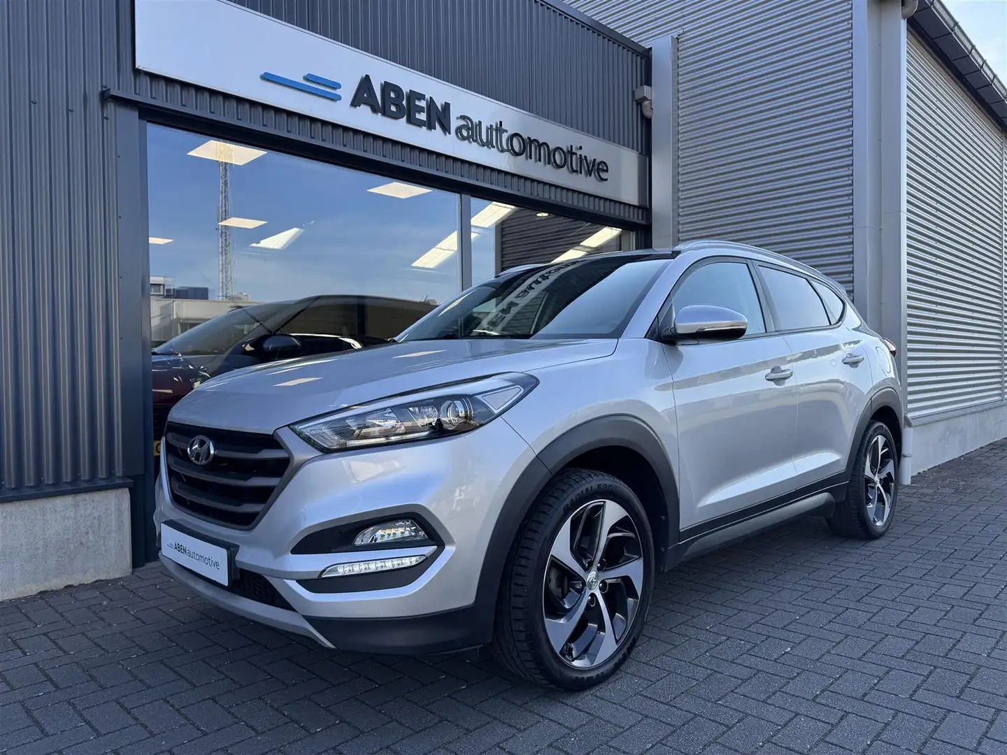 Hyundai TUCSON 1.6 GDI 135PK I-Motion (TREKHAAK|19"|WINTER PACK) Gris - 2