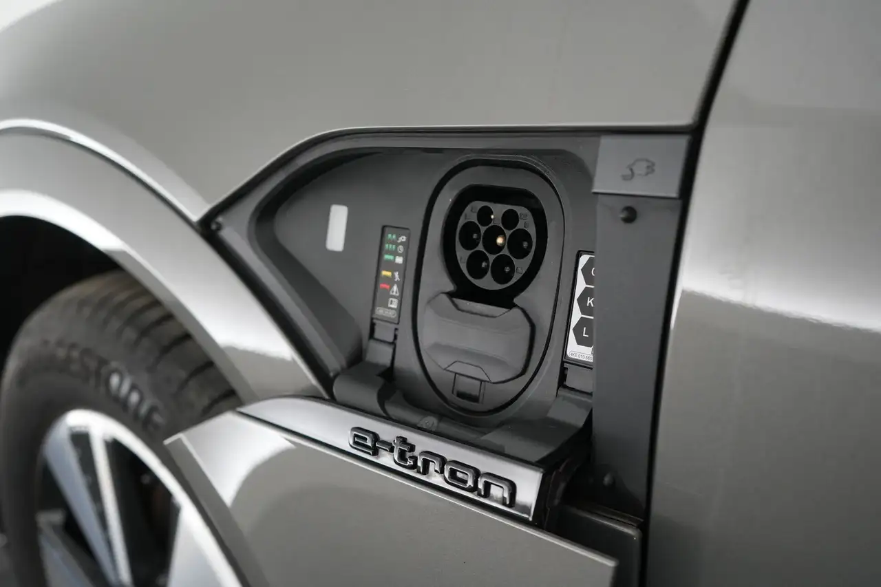 Audi Q8 95 kWh 50 Quattro Advanced Business+ LEDER/CUIR LE, миниатюра 24