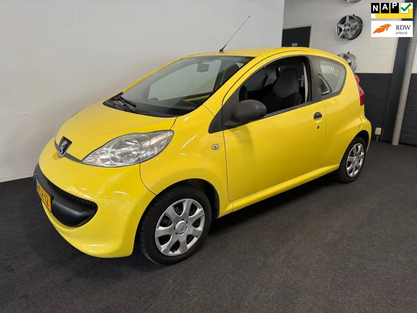 Peugeot 107 1.0-12V XR / Nieuwe APK / Rijdt Schakelt goed! Geel - 1