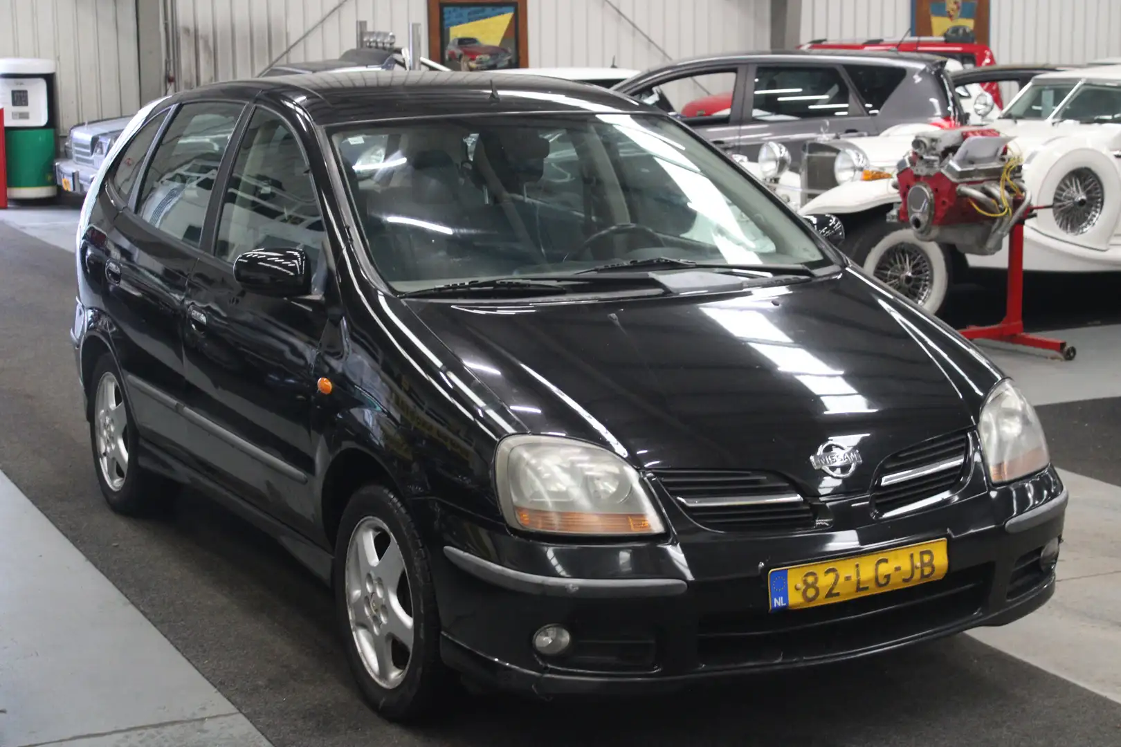 Nissan Almera Tino 1.8 Ambience OPKNAPPER Airco, Trekhaak, Stuurbekra Zwart - 2