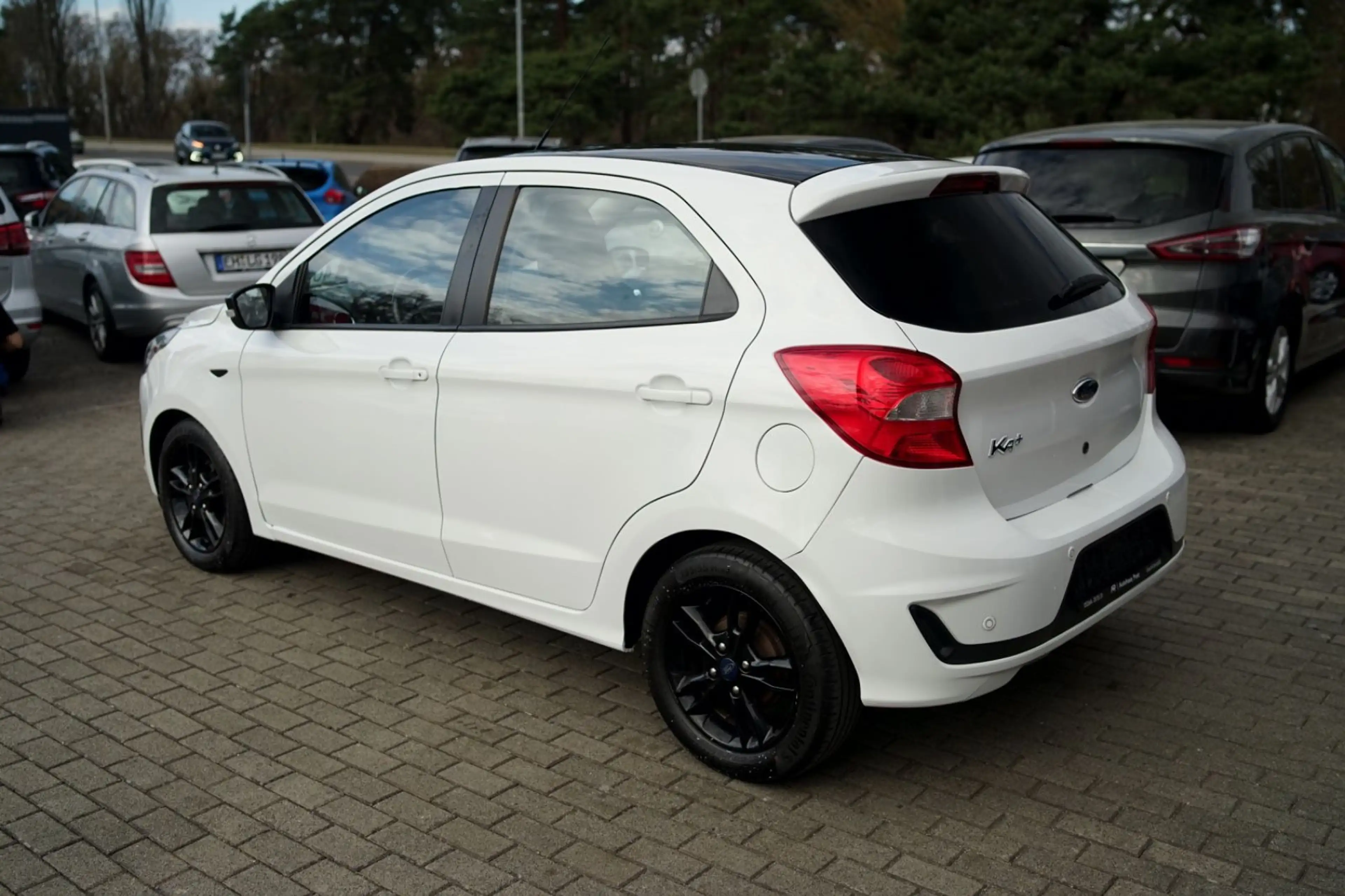 Ford Ka/Ka+ KA+ Black/White Sitzheizung PDC CarPlay DAB — photo 6